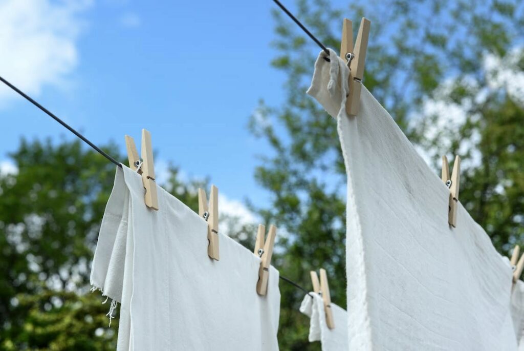 How to whiten clothes without using bleach! 